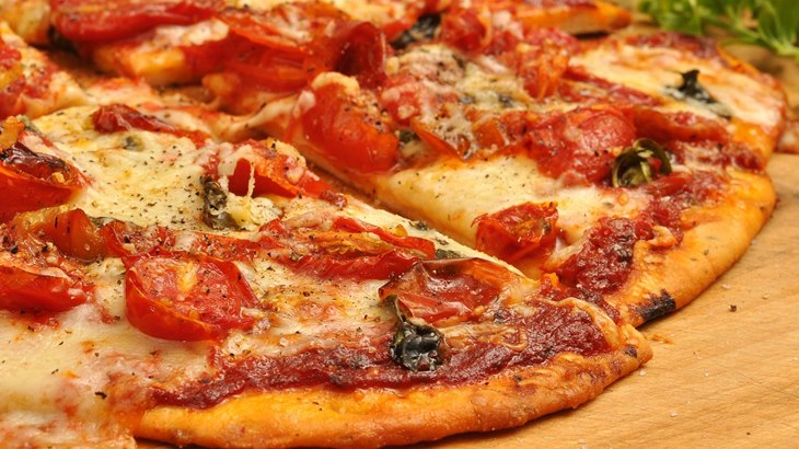Cara yang Benar Makan Pizza
