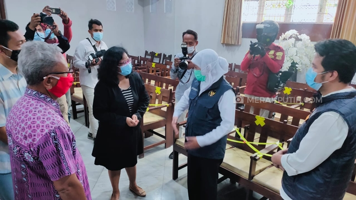   Gubernur Khofifah Indar Parawansa memimpin Forkopimda meninjau persiapan perayaan Natal di dua gereja Surabaya, Kamis (24/12). (Foto: MP/Andika Eldon)