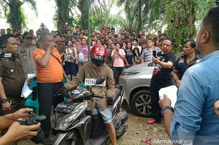 Rekonstruksi pembuangan jenazah hakim Pengadilan Negeri Medan Jamaluddin, di Dusun II, Desa Suka Damai, Kecamatan Kutalimbaru Kabupaten Deliserdang, Kamis. (ANTARA/Nur Aprilliana Br Sitorus)