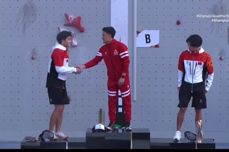 Atlet Panjat Tebing Veddriq Leonardo Raih Medali Emas dalam Kualifikasi Olimpiade di Shanghai