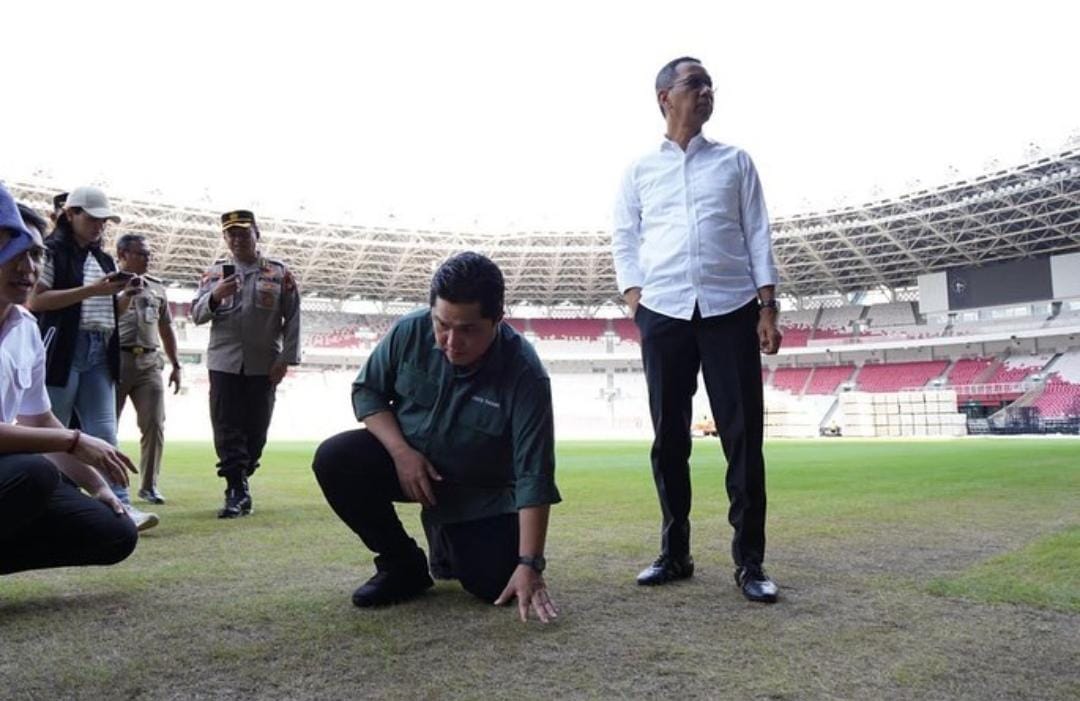  Ketua Umum PSSI, Erick Thohir mengunjungi tadion Utama Gelora Bung Karno (SUGBK), Jakarta, pada Senin (13/3)