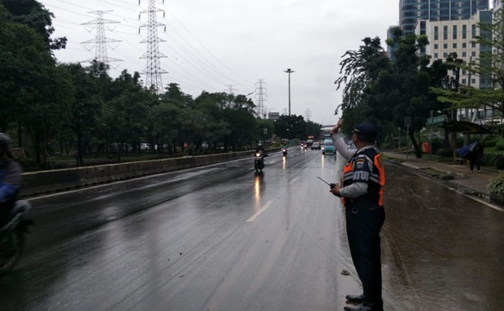 Sejumlah ruas jalan di Jakarta juga terendam banjir