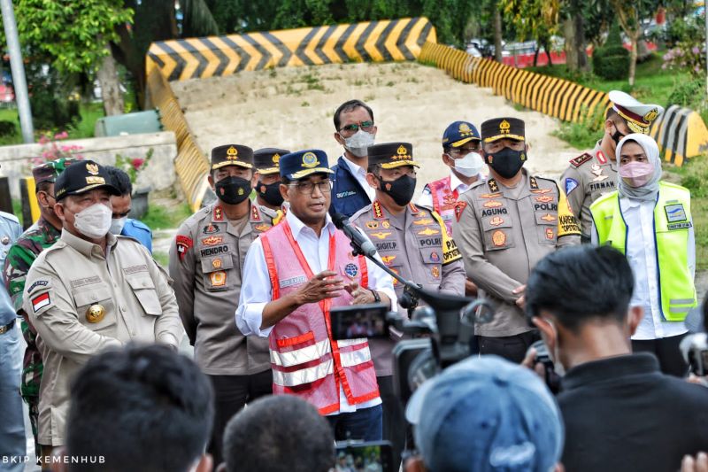 Menteri Perhubungan Budi Karya Sumadi saat memberikan keterangan pers di sela peninjauan Pelabuhan Penyeberangan Bakauheni, Sabtu (7/5/2022). ANTARA/HO-Kemenhub.