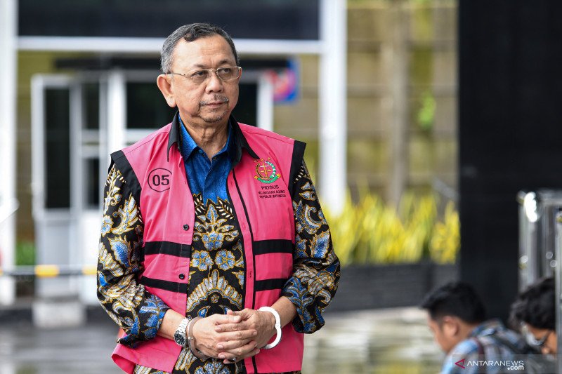Tersangka mantan Direktur Utama PT. Asuransi Jiwasraya Hendrisman Rahim tiba untuk menjalani pemeriksaan di gedung KPK, Jakarta, Senin (20/1/2020). Hendrisman Rahim yang merupakan tahanan Kejaksaan Agung menjalani pemeriksaan di KPK terkait kasus dugaan korupsi pengelolaan keuangan dan dana investasi PT Asuransi Jiwasraya. ANTARA FOTO/M Risyal Hidayat/foc.