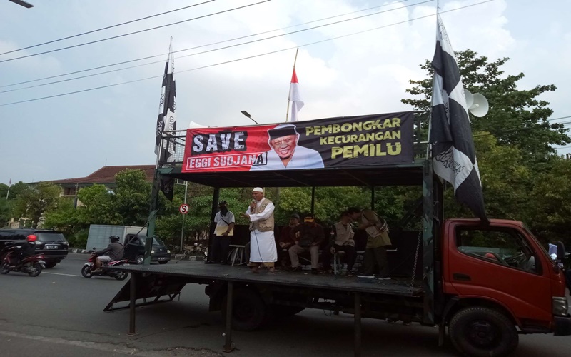 Aksi unjuk rasa ormas Islam tuntutan pembebasan Eggi Sudjana di Solo