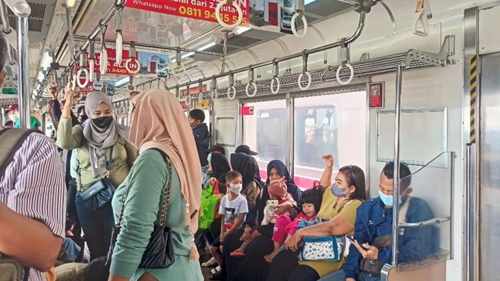 Pengguna KRL Masih Diwajibkan Pakai Masker