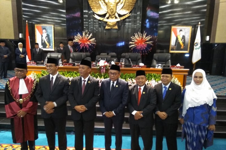 Dari kiri ke kanan: Ketua Pengadilan Tinggi DKI Jakarta Sunaryo, Gubernur DKI Jakarta Anies Baswedan, Ketua DPRD DKI Jakarta Prasetio Edi Marsudi, Wakil Ketua DPRD DKI Jakarta M Taufik, Wakil Ketua DPRD DKI Jakarta Abdurrahman Suhaimi, Wakil Ketua DPRD DKI Jakarta Misan Samsuri dan Wakil Ketua DPRD DKI Jakarta Zita Anjani, setelah prosesi pengambilan sumpah pimpinan DPRD DKI Jakarta, di Gedung DPRD DKI Jakarta, Senin (14/10/2019). (Antara/Ricky Prayoga)