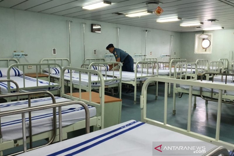 Anggota TNI AL sedang menyiapkan ruang perawatan di dalam KRI dr Soeharso-990. Ruang perawatan di rumah sakit di KRI dr Soeharso-990 itu bisa menampung hingga 40 tempat tidur. ANTARA/Aditya Ramadhan