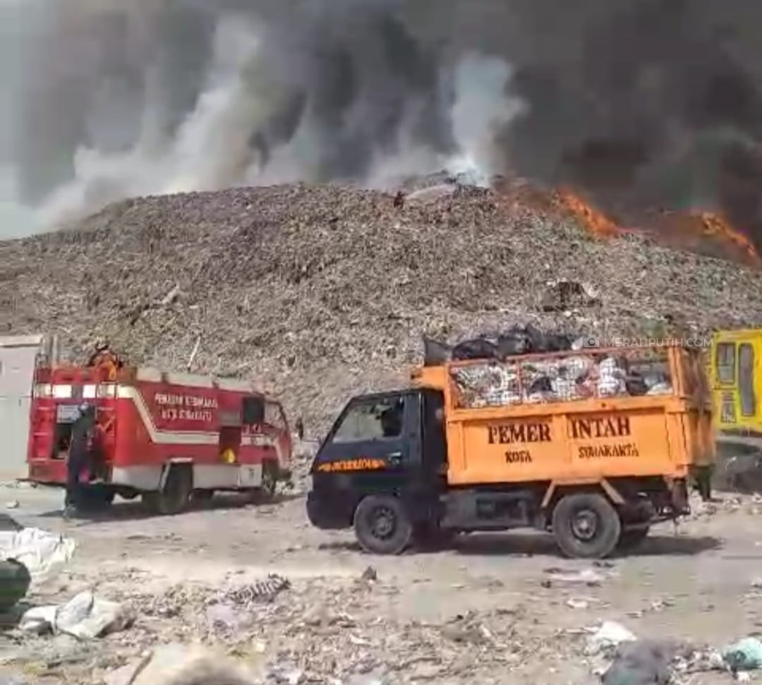 Gunungan Sampah di TPA Putri Cempo Solo Kebakaran