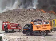 Gunungan Sampah di TPA Putri Cempo Solo Kebakaran