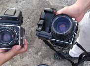Tongkrongan Generasi Z Kepincut Pakai Kamera Analog