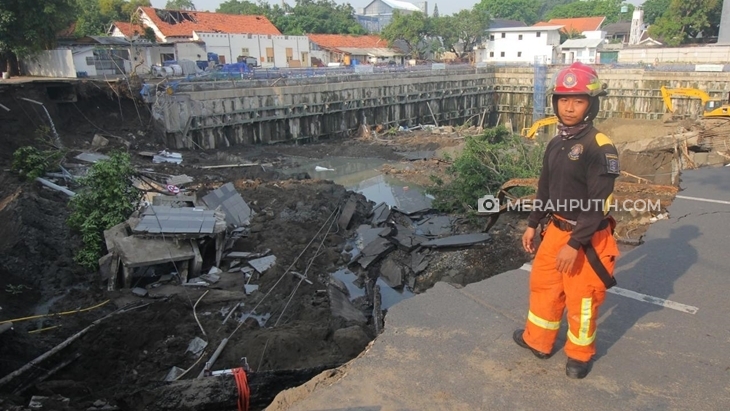 Risma Targetkan Perbaikan Jalan Ambles Tiga Hari