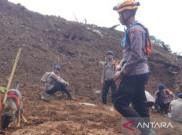 Polisi Kerahkan Anjing Pelacak K9 Cari Korban Hilang Akibat Gempa di Cianjur