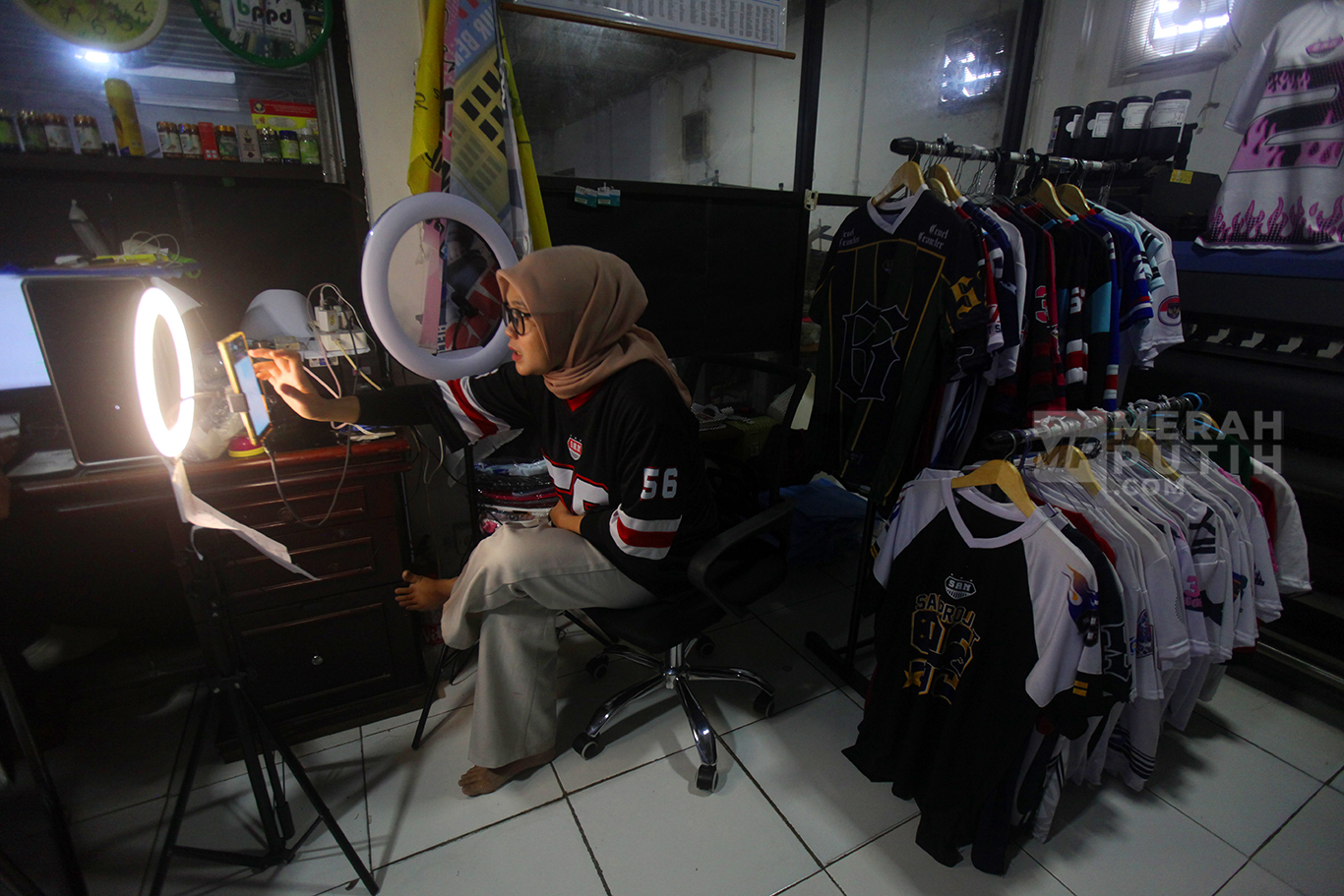 Aktivitas jualan online lewat live streaming  di Industri Konveksi Rumahan Sinergi Adv Nusantara, Jagakarsa, Jakarta Selatan, Selasa (12/8/2025).