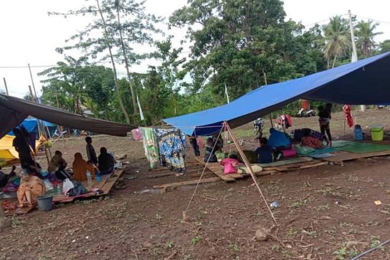 Pengungsi yang masih berada di tenda pengungsian dan belum kembali ke rumahnya setelah lima hari gempa terjadi (20/01/2021) ANTARA Foto/M Faisal Hanapi