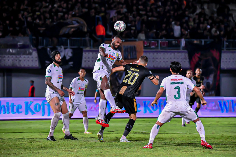 Aksi Marchko Merauje saat menghalau bola yang mengancam pertahanan PSS Sleman. (BolaSkor.com/Paulus Dwi Arde Nugroho)