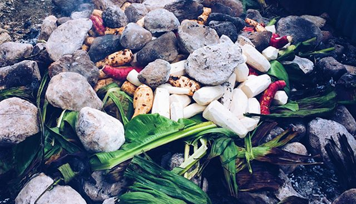 Ubi bakar dalam tradisi bakar batu. (Instagram/ ifon_ww)