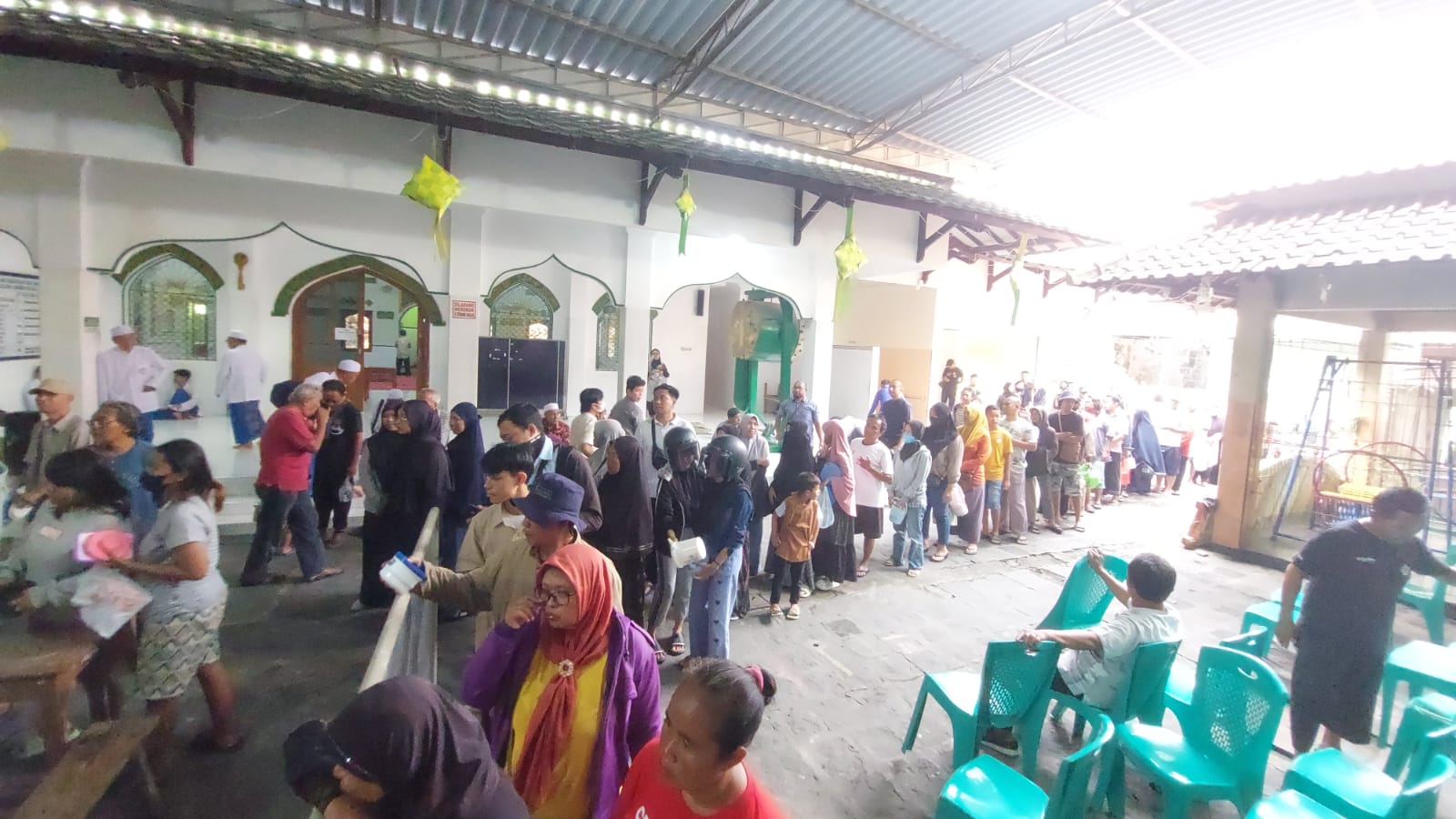 Antrean Panjang Bubur Samin Banjar Masjid Darussalam Tradisi Ramadan Di