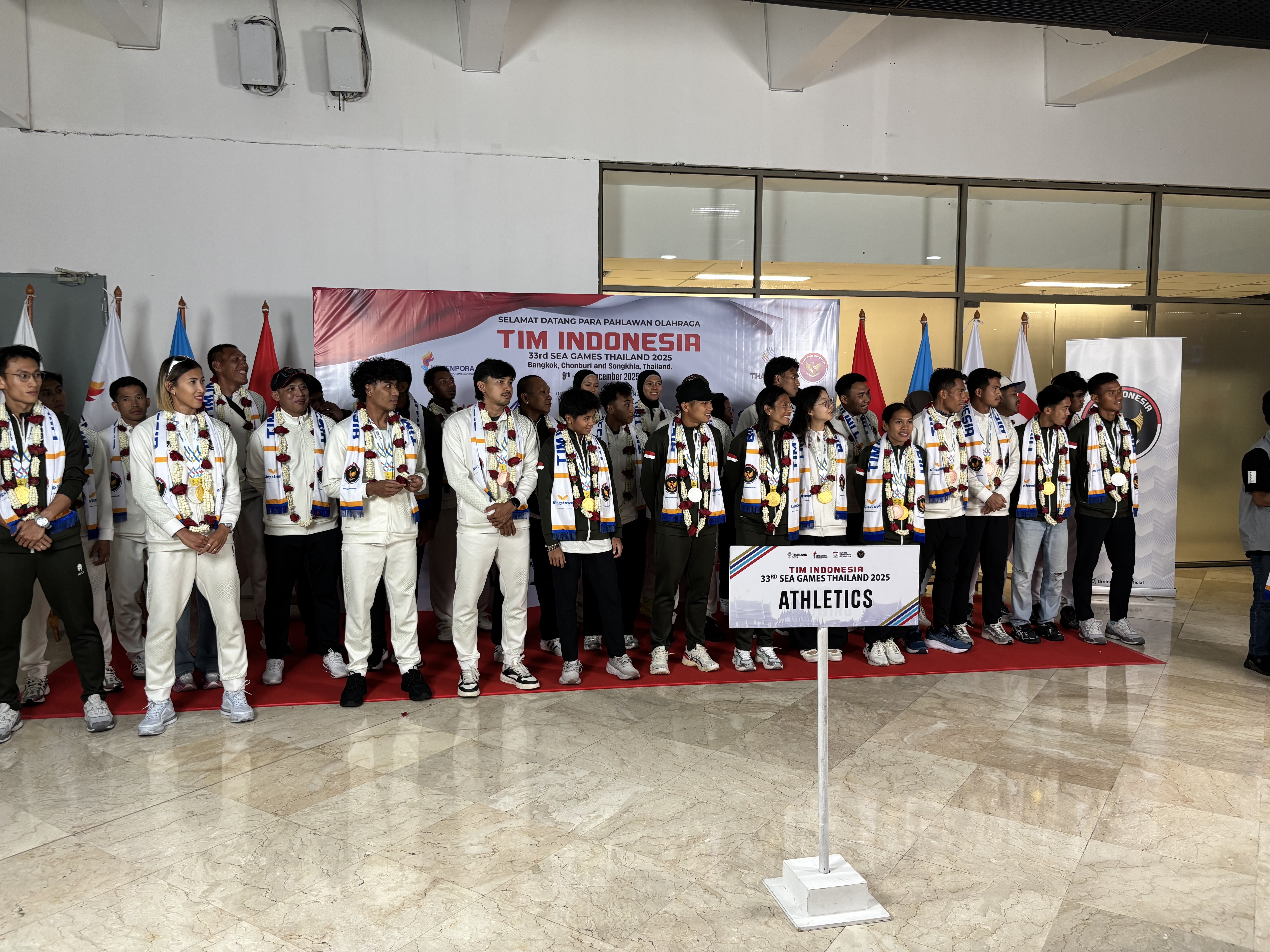 Raih 9 Medali Emas SEA Games 2025, Tim Atletik Indonesia Disambut bak Pahlawan saat Tiba di Tanah Air