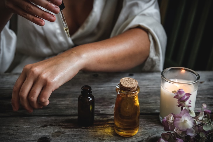 Minyak argan juga mampu melembutkan garis-garis halus pada kulit. (Foto: Unsplash/Chelsea Shapouri)
