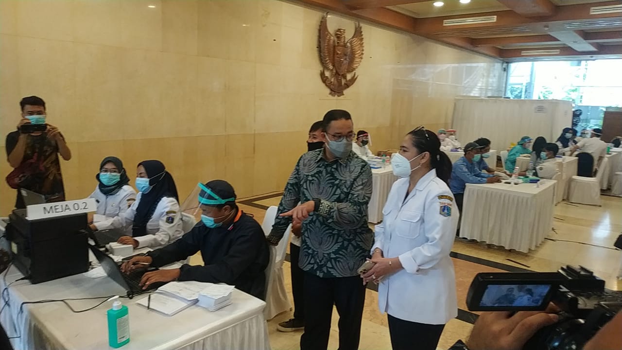 Gubernur DKI Jakarta Anies Baswedan memantau langsung kegiatan vaksinasi COVID-19 bagi awak media di gedung Blok G Balai Kota DKI, Jakarta Pusat, Rabu (24/3).