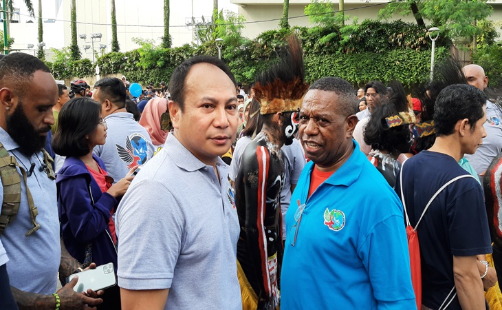 Kombes Herry Heryawan bersama artis Edo Kondologit dalam sosiaslisai antinarkoba di Jakarta
