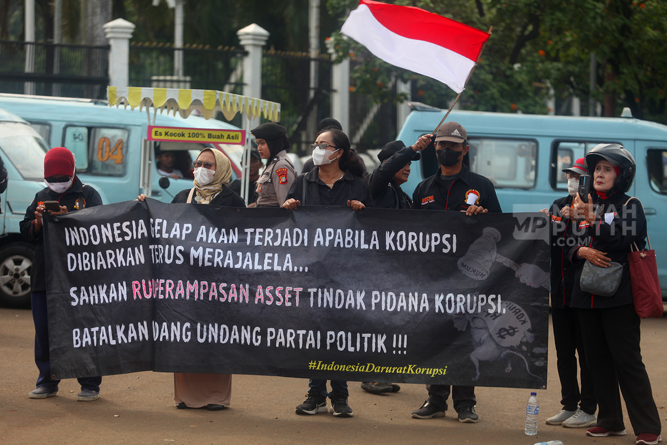 Aksi Unjuk Rasa Tuntut Sahkan RUU Perampasan Aset di Depan Gedung DPR