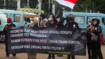 Aksi Unjuk Rasa Tuntut Sahkan RUU Perampasan Aset di Depan Gedung DPR