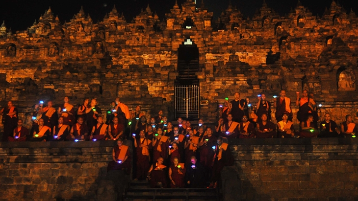Ribuan Umat Buddha Ikuti Detik-detik Waisak di Borobudur