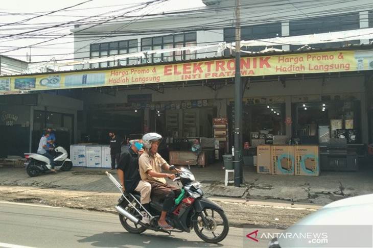 Toko elektronik dan furnitur di kawasan Jagakarsa Jakarta Selatan, Rabu, masih beroperasi pada hari keenam pemberlakuan Pembatasan Sosial Berskala Besar (PSBB) DKI Jakarta sebagai langkah pencegahan virus COVID-19. (ANTARA/Aditya Ramadhan)