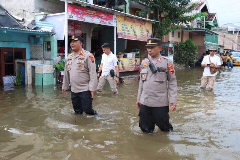Kapolres Demak AKBP Budi Adhy Buono mengecek kondisi banjir rob di Desa Sriwulan, Kecamatan Sayung, Kabupaten Demak, Jawa Tengah, Selasa (24/5/2022). ANTARA/HO-Polres Demak.