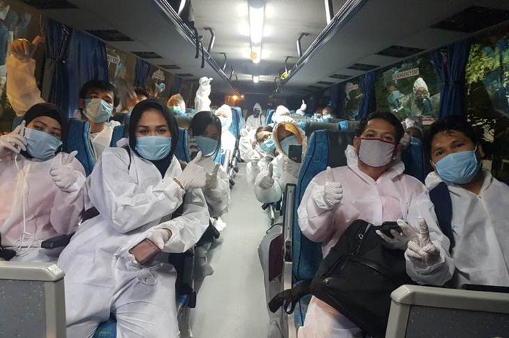 Ilustrasi - Para WNI yang tertahan di India karena kebijakan "lockdown" menaiki bus dalam perjalanan untuk kembali ke Tanah Air. (FOTO ANTARA/HO-KBRI New Delhi)
