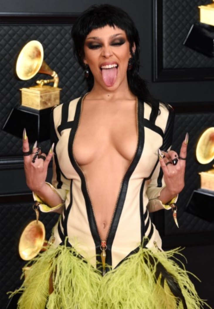 Doja Cat tampil berani dengan gaun krem hitam dan rok berbulu. (Foto: Twitter/@MTV)