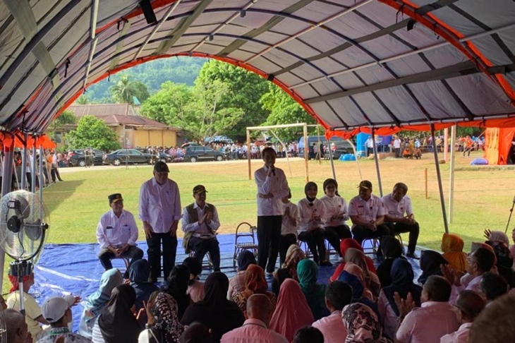 Presiden Jokowi memperkenalkan Menteri PUPR Basuki Hadimuljono yang akan berperan penting dalam pembangunan kembali Maluku pasca-gempa (ANTARA/Hanni Sofia)