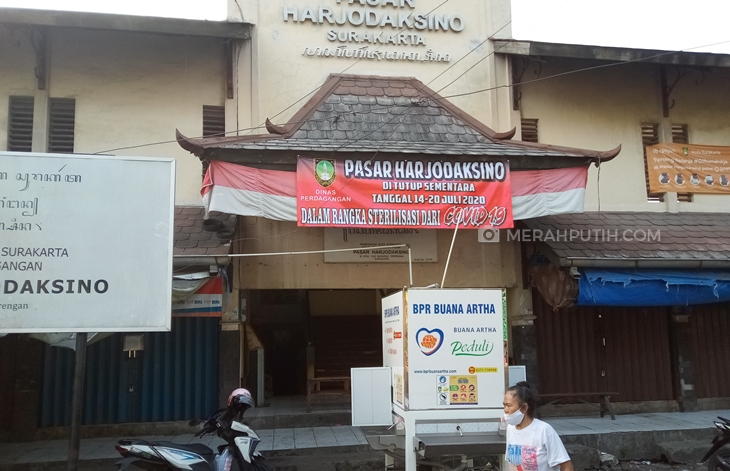   Pasar Harjodaksino, Solo, Jawa Tengah ditutup setelah ditemukan kasus pedagang meninggal akibat COVID-19, Selasa (14/7). (MP/Ismail)