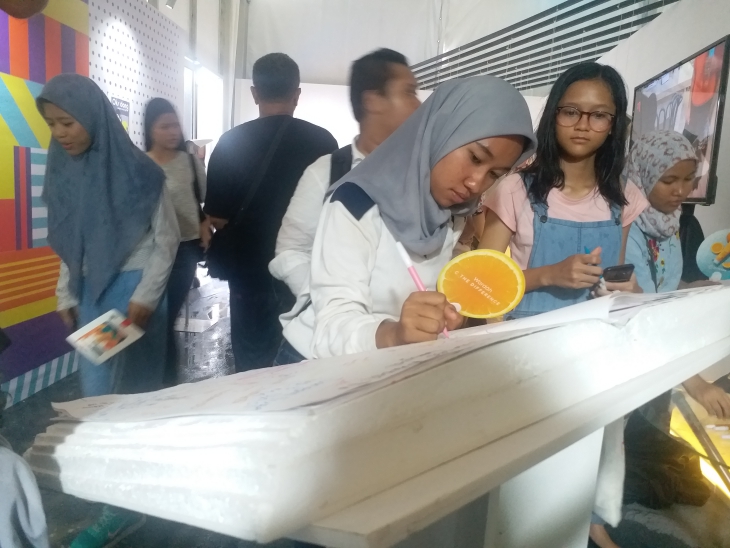 Kamu bisa menulis di salah satu buku besar di sana (MP/Iftinavia Pradinantia)