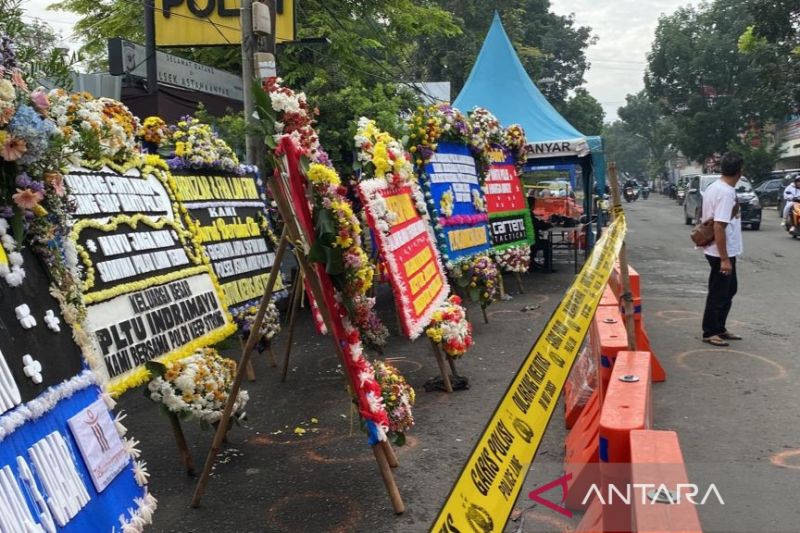 Karangan Bunga Banjiri Mapolsek Astanaanyar