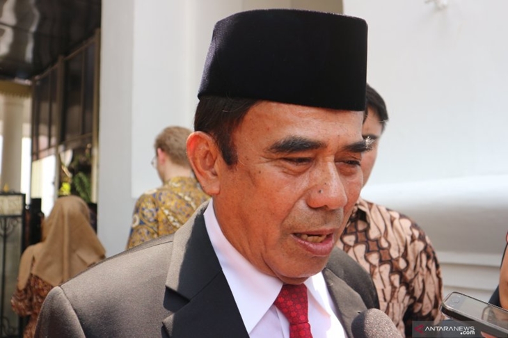  Menteri Agama Fachrul Razi seusai dilantik di lingkungan istana kepresidenan Jakarta, Rabu (23/10) (ANTARA/Desca Lidya Natalia)