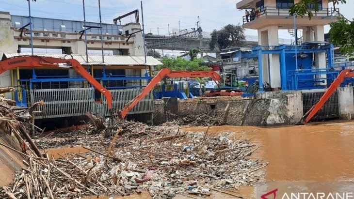 Puluhan Petugas dan Tujuh Alat Berat Angkut Sampah dari Tiga Lokasi Penyekatan Banjir