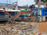 Puluhan Petugas dan Tujuh Alat Berat Angkut Sampah dari Tiga Lokasi Penyekatan Banjir