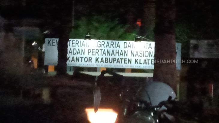    BPN Klaten di Jalan Veteran, Bareng Lor, Kecamatan Klaten Utara terbakar, Sabtu (22/5). (MP/Ismail)
