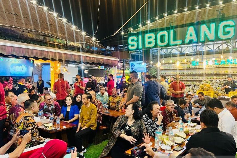 Momen Jokowi Makan Durian Bareng para Pemred di Medan Tadi Malam