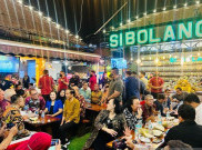 Momen Jokowi Makan Durian Bareng para Pemred di Medan Tadi Malam