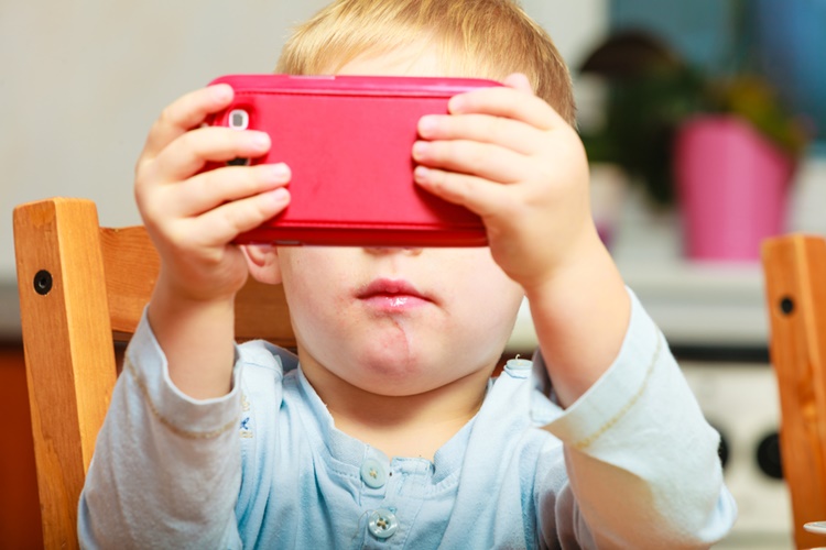 Menatap Layar Smartphone Berisiko Menurunkan Daya Pikir Anak