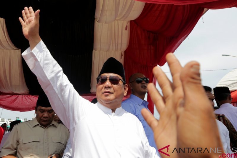 Capres Prabowo menyapa warga Mataram