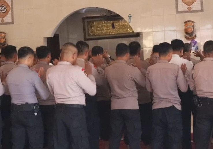 Salat Gaib Pemakaman Kapolres Boyolali AKBP Yoga Penuh Kesedihan