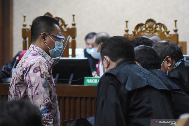 Terdakwa mantan Kepala Subdirektorat Kerja Sama dan Dukungan Pemeriksaan Ditjen Pajak Dadan Ramdani (kiri) berbincang dengan kuasa hukumnya saat menjalani sidang perdana di Pengadilan Tipikor, Jakarta, Rabu (22/9/2021). Sidang beragenda pembacaan surat dakwaan bagi terdakwa mantan Direktur Pemeriksaan dan Penagihan Ditjen Pajak Angin Prayitno Aji dan mantan Kepala Subdirektorat Kerja Sama dan Dukungan Pemeriksaan Ditjen Pajak Dadan Ramdani terkait kasus dugaan suap pemeriksaan perpajakan tahun 2016-2017 pada Direktort Jenderal (Ditjen) Pajak. ANTARA FOTO/Indrianto Eko Suwarso/foc