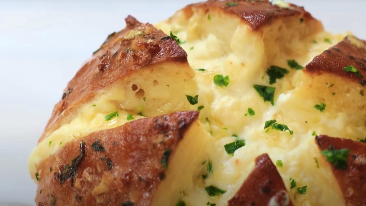 Resep Street Food Viral ala Korea 'Garlic Cheese Bread' 