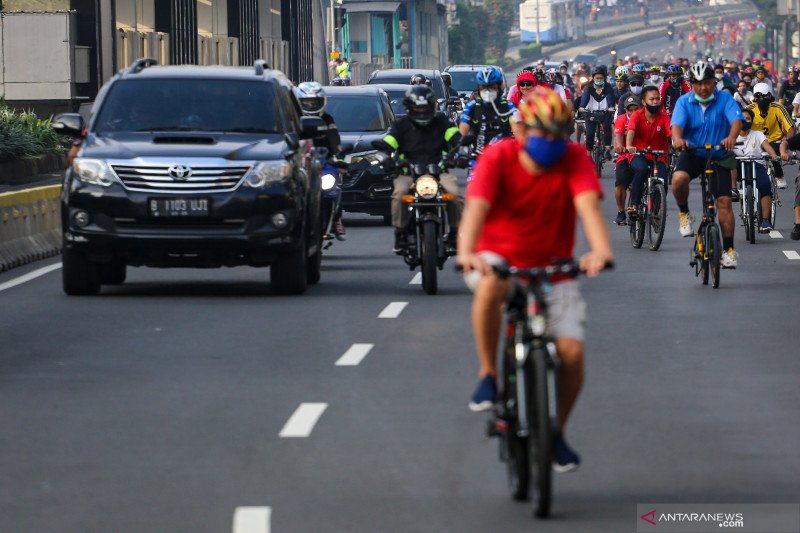 Sejumlah warga berolahraga di kawasan Bunderan HI, Jakarta, Minggu (9/8/2020). ANTARA FOTO/Fauzan/foc. (ANTARA FOTO/FAUZAN)