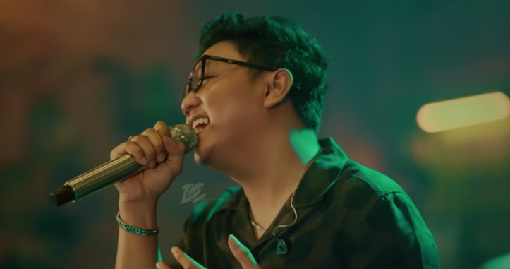 Lirik Lagu Kawitaning Sinawang – Denny Caknan feat. Sasya Arkhisna, terjemahan dan makna